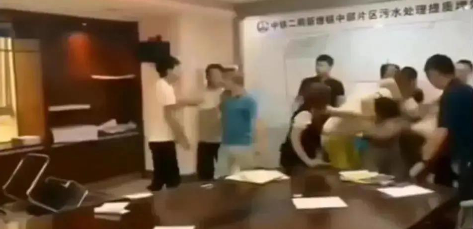 中鐵二局閥門投標(biāo)現(xiàn)場，報(bào)最低價(jià)者被“群揍”…咋回事？